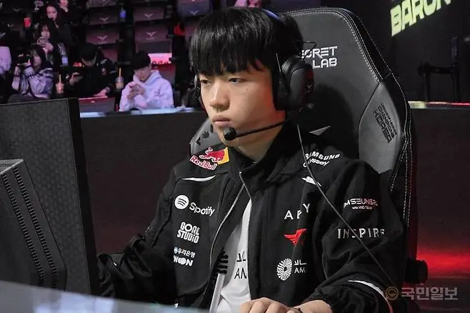 开云体育在线-Keria：两局比赛都打得心惊胆战，争取7000助攻由我最先达成